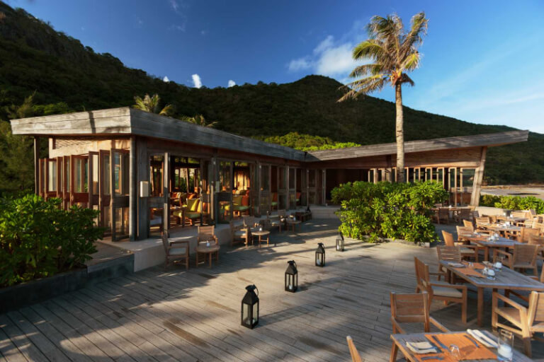 Nhà hàng bãi biển mang đến không gian ẩm thực siêu đjep với chiếc view biển và núi. 