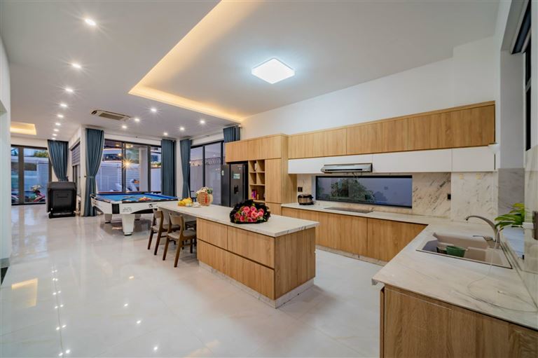 Không gian phòng bếp sang trọng, được thiết kế thông minh và trang bị đầy đủ đồ dùng nấu nướng hiện đại. 