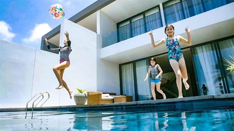 PLAYA Villa sở hữu hồ bơi lớn, hướng biển và sân hiên rộng rãi, lãng mạn, thích hợp để thư giãn và giải trí. 