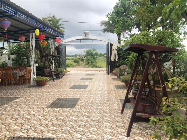 Khuôn viên Elly Nguyen Villa Hồ Tràm được trồng nhiều cây xanh đem lại cho du khách bầu không khí nghỉ dưỡng mát mẻ tối đa.