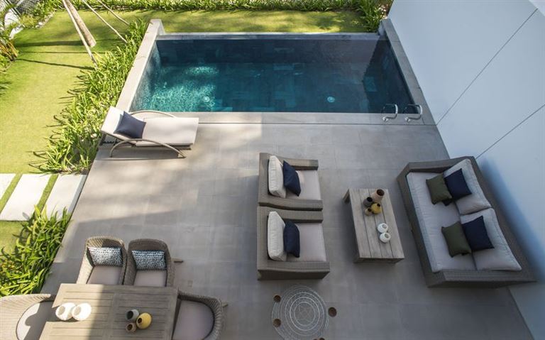 Mỗi căn villa đều sở hữu một hồ bơi riêng với các kích thước khác nhau, thiết kế nhìn thẳng ra bãi biển thơ mộng.