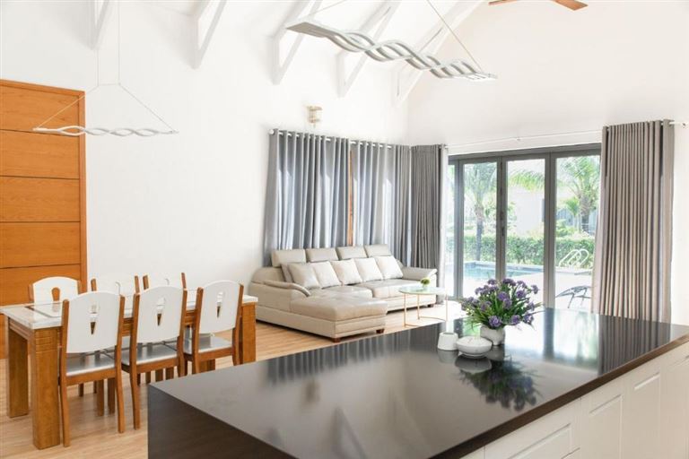 Sea Villa Hồ Tràm được phân thành các khu vực với 3 phòng ngủ, 1 phòng khách, 1 phòng bếp cùng bể bơi, sân vườn ngoài trời.
