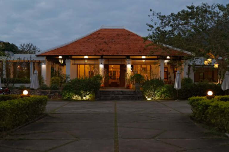 Villa Maison Côn Đảo mang thiết kế truyền thống nổi bật với lớp mái ngói đỏ.