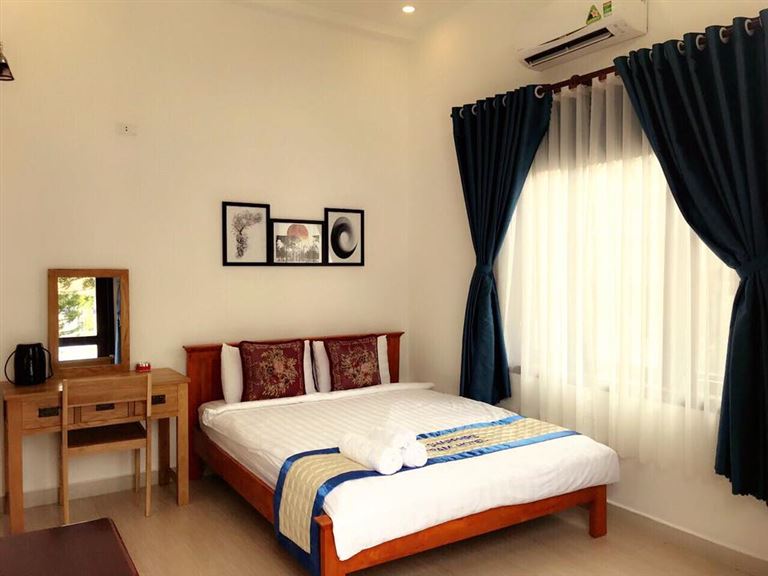 Hạng phòng 1 giường đem đến cho khách hàng không gian rộng rãi, tiện nghi với nhiều nội thất gỗ sang trọng.