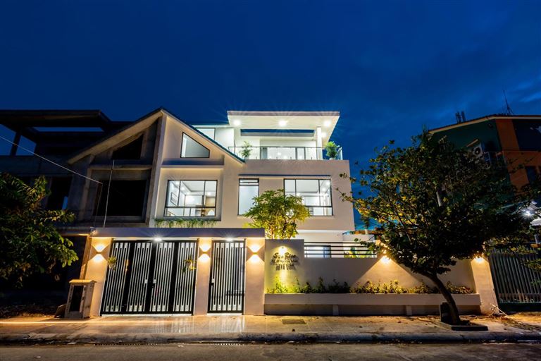 Sunrise Villa Vũng Tàu có vị trí đẹp, nằm ngay ngắn tại Bãi Dâu, trên con đường Trần Phú thơ mộng, xanh mát. 