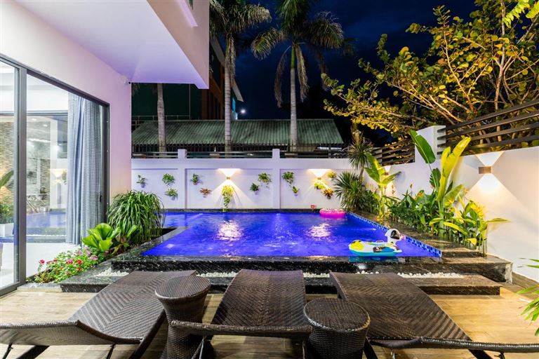 Sunrise Villa Vũng Tàu sở hữu một hồ bơi vô cực ngoài trời, thiết kế đẹp là nơi khách hàng thư giãn, check-in và vui chơi.
