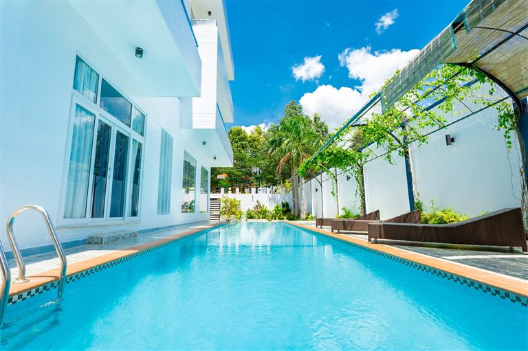 Trần Duy Villa C5 sở hữu hồ bơi cỡ lớn, thiết kế đẹp được chia thành ba mức chiều sâu dành cho các đối tượng khách hàng khác nhau. 