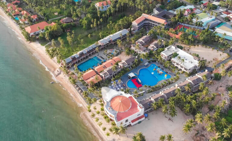 Le Viva Mui Ne Resort sở hữu khuôn viên rộng nằm ngay gần biển.