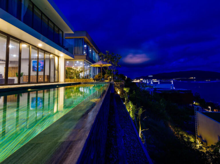 Lucina Villa Nha Trang sở hữu tầm nhìn đẹp ra biển bởi thiết kế kính và vị trí cao.