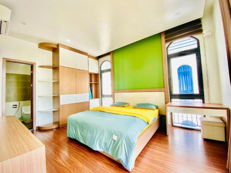 Phòng ngủ được xây dựng nhiều cửa sổ lớn kết hợp gam màu xanh ngọc, mang đến sự sáng sủa, trẻ trung.
