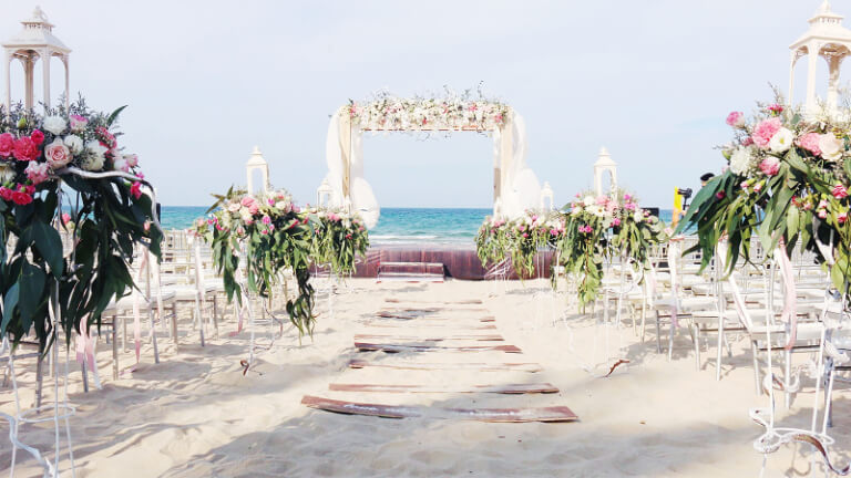 Tiệc cưới ngay trên bãi biển, được trang trí đẹp mắt theo mong muốn của các cặp đôi. 
