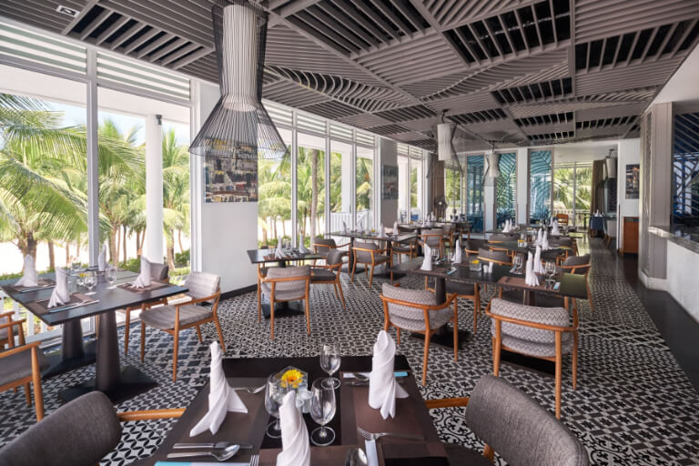 Nhà hàng Cá Chuồn Cồ có diện tích rộng rã, nổi bật với 2 gam màu trắng - đen.