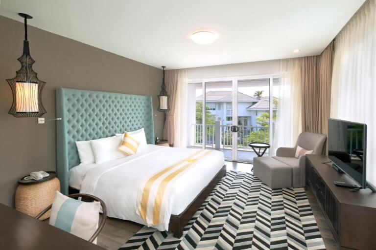 Phòng ngủ mang thiết kế hiện đại nổi bật với cách phối màu đặc sắc.