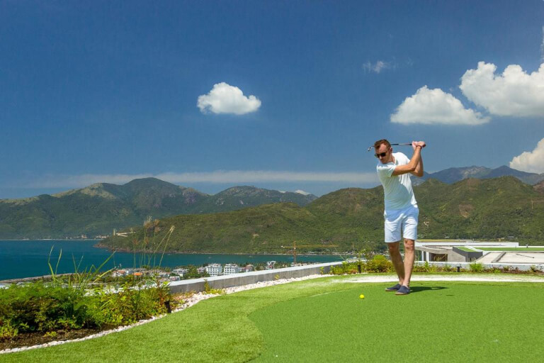 Sân golf trên tầng thượng đem đến trải nghiệm mới mẻ cho du khách.