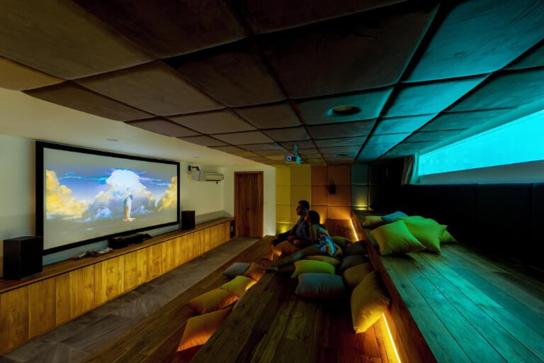 Phòng xem phim tiện lợi, được thiết kế theo mô hình rạp.
