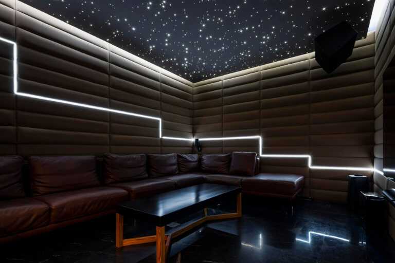 Phòng karaoke ấn tượng với thiết kế trần 3D.