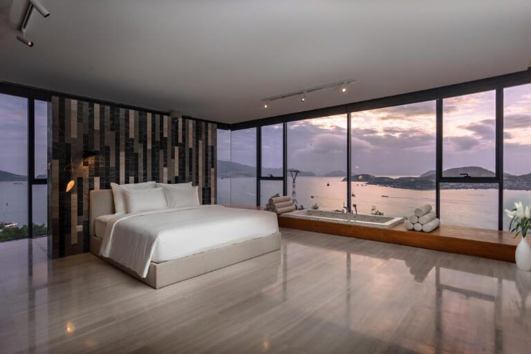 Phòng ngủ hướng biển nổi bật với thiết kế mở lớn ra đại dương. 