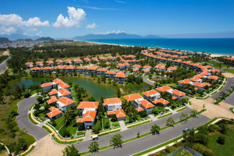 Ocean Villa Đà Nẵng sở hữu quy mô lớn với các dãy nhà nằm xen kẽ hệ sinh thái xanh.