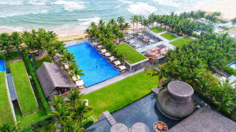 Naman Retreat villa Đà Nẵng mang đến không gian sống xanh nằm ngay sát đường biển. 