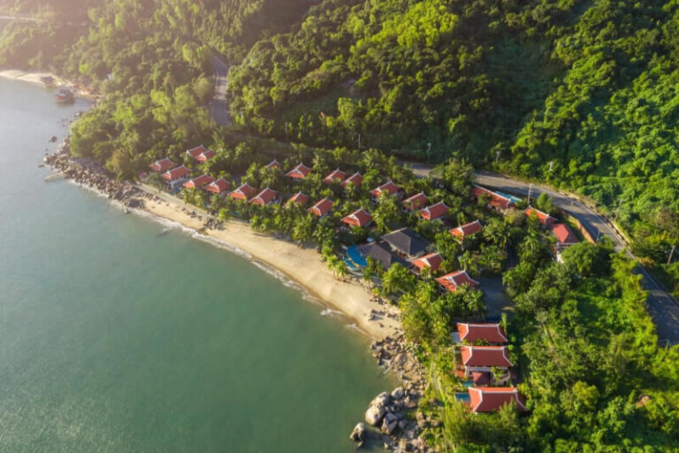 Son Tra Resort nằm trải dài theo đường biển của bán đảo Sơn Trà.