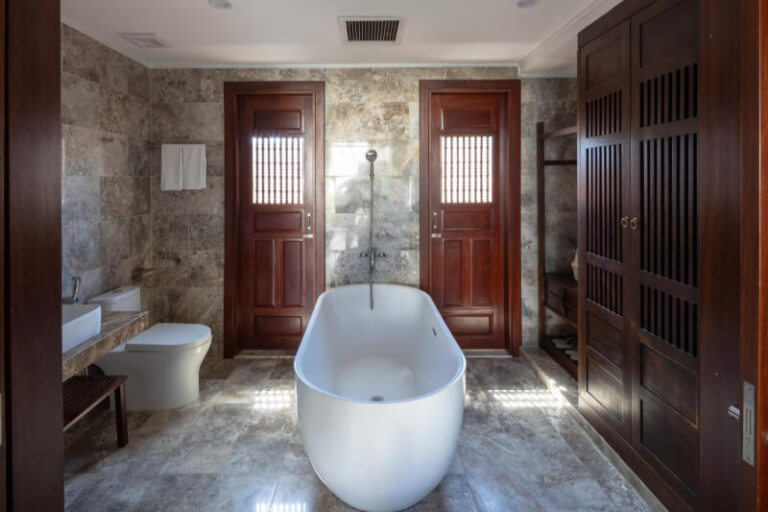 Phòng vệ sinh tiện ích được bố trí bồn tắm lớn bên trong. 