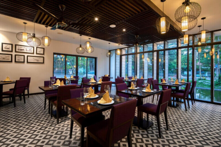 Nhà hàng The Lantern mang đến không gian ẩm thực đầy nét nghệ thuật Hội An. 