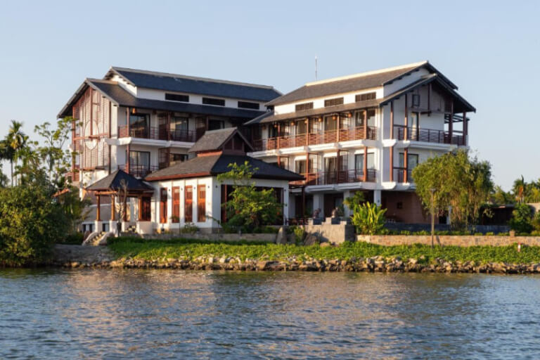 Nghê Prana Villa & Spa Hội An sở hữu một vị trí đjep ngay cạnh sông Thu Bồn. 