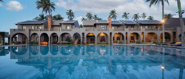 Le Viva Mui Ne Resort mang đậm kiến trúc Châu Âu cổ điển với hệ thống nhà ở nằm trải dài theo bể bơi.