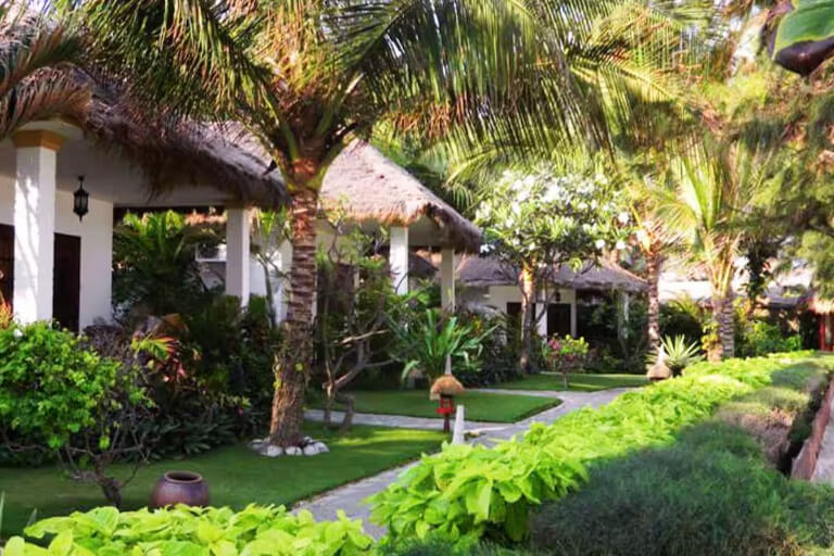 Cham Villas Resort mang tiêu chuẩn 4 sao với lối kiến trúc xưa cũ.