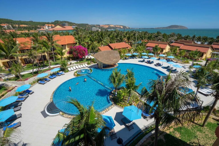 Pandanus Resort sở hữu khuôn viên rộng, nằm ngay gần bãi biển Mũi Né.