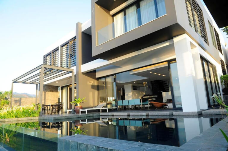 Acqua Villa Nha Trang sở hữu thiết kế mở với nhiều mặt kính lớn.