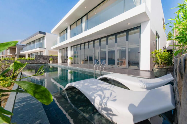 Ocean Front Villas Nha Trang mang thiết kế hiện đại, nổi bật với gam màu trắng. 