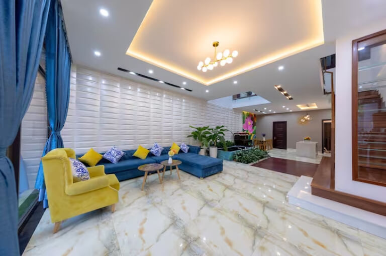 Blue Villa Pool Đà Nẵng mang thiết kế hiện đại, được điểm xuyết 2 tone xanh và vàng độc đáo.