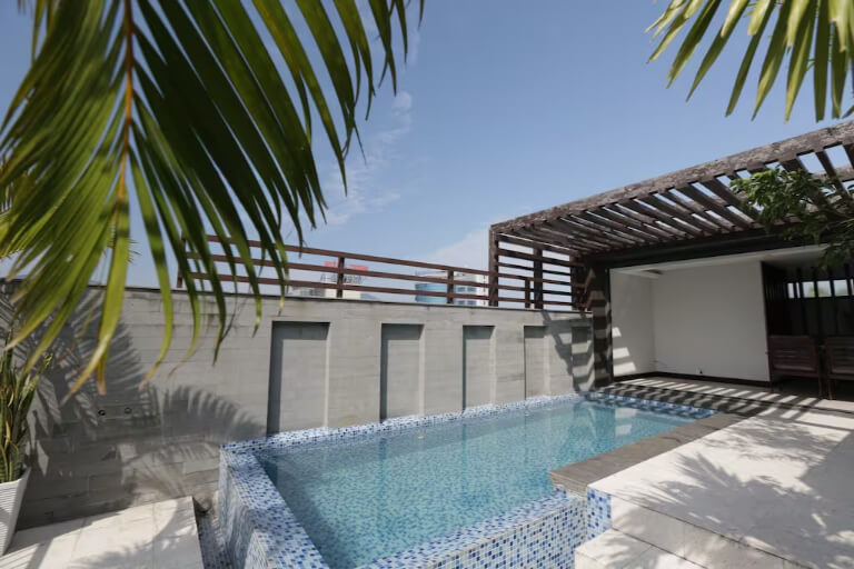 Bể bơi trên tầng thượng mang đến sự thư giãn và chill cho du khách. 