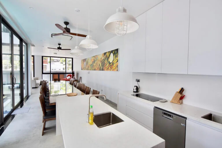 Phòng bếp nổi bật với nội thất gỗ sơn trắng khá sang trọng và tinh tế.