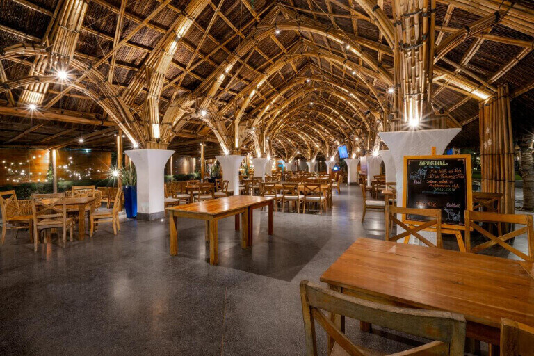 Không gian ẩm thực nổi bật với mái vòm lá dừa và tre.