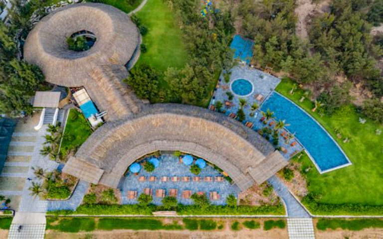 Stelia Beach Resort sở hữu khuôn viên xanh mang đến không khí trong lành.