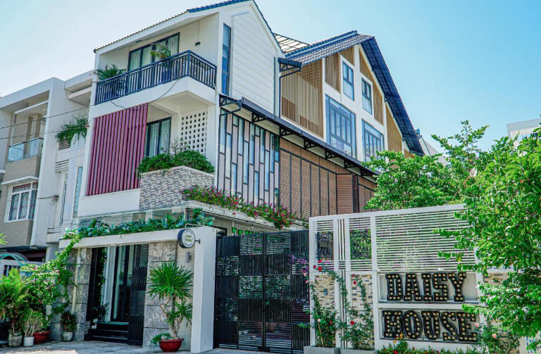 Daisy House sở hữu thiết kế đẹp mắt với nhiều cây xanh.