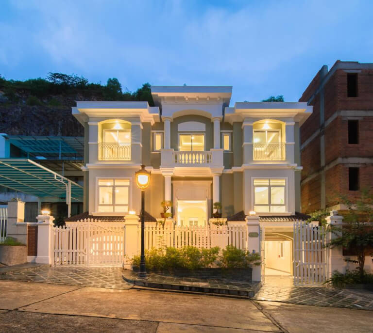 Abogo Villa Nha Trang Ocean View nổi bật với gam màu trắng thanh lịch.