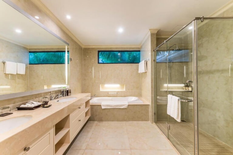 Phòng vệ sinh tiêu chuẩn được bố trí bồn tắm và phòng tắm kính tiện lợi. 