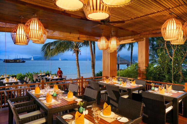 Nhà hàng The Lagoon sở hữu không gian ẩm thực mở, có tầm nhìn hướng biển siêu đẹp.