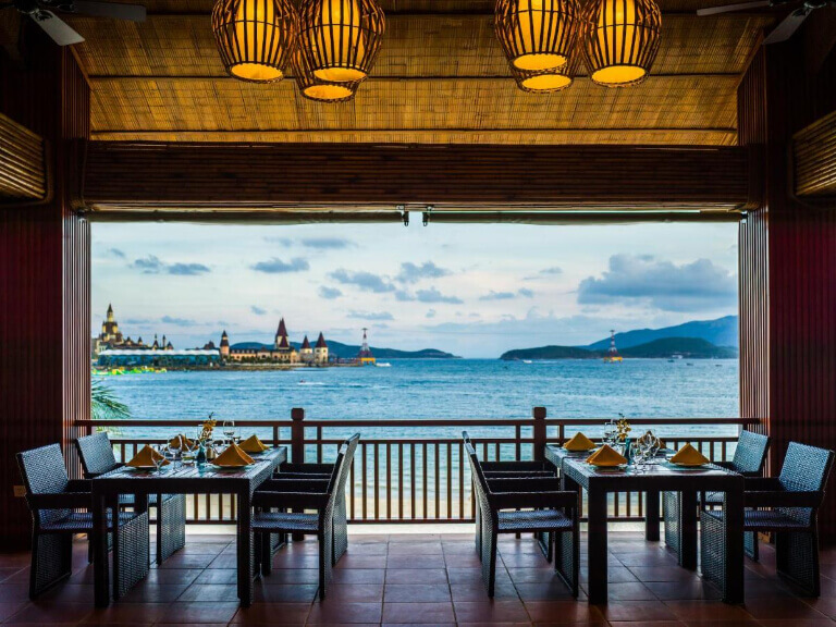 Nhà hàng Marina được thiết kế truyền thống kết hợp với lãng mạn khá độc đáo.