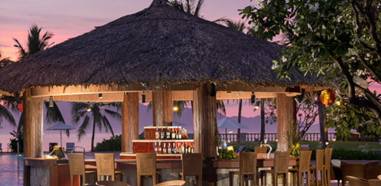 Aqua Bar nổi bật với thiết kế truyền thống, nằm ven biển siêu đẹp.