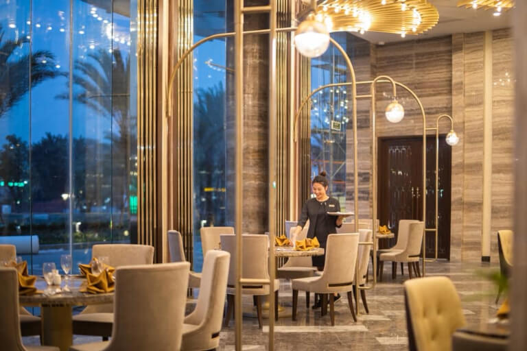 Nhà hàng Riva nổi bật với gam nâu vàng, có tầm nhìn đẹp ra quang cảnh xung quanh.