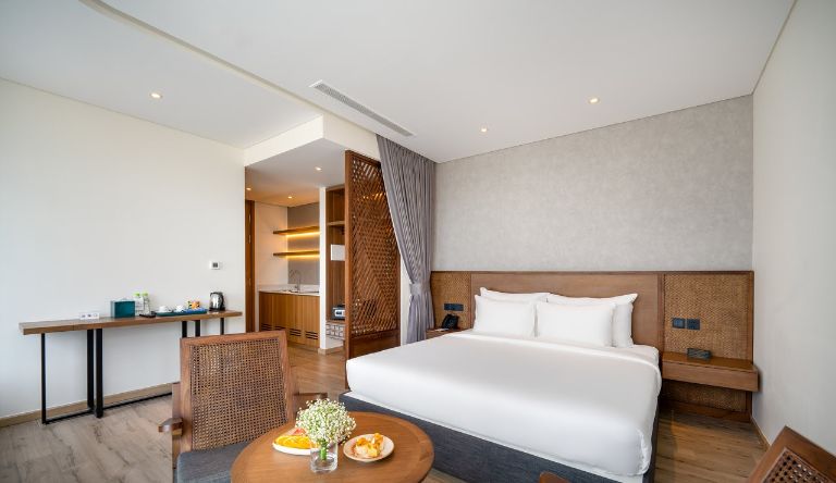 Phòng Junior Suite sử dụng ánh sáng tự nhiên tốt và tối ưu hóa tầm nhìn, mang lại cảm giác thoải mái. 