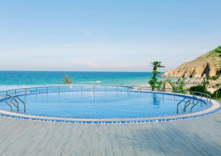 Hướng nhìn hồ bơi ra thẳng biển xanh sẽ cho bạn một chiếc view check in cực xinh.