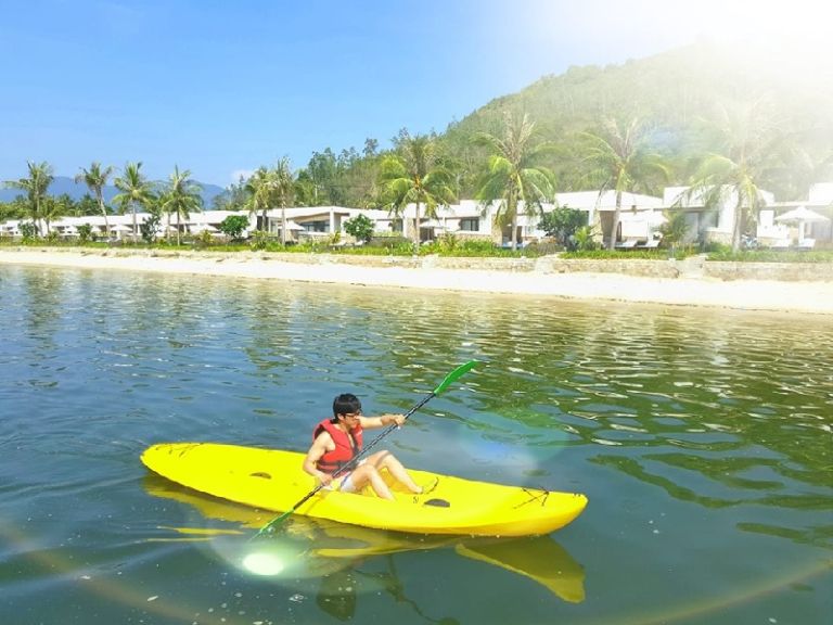 Chèo thuyền Kayak tại Quê Tôi Village là trải nghiệm hoạt động ngoại ô tuyệt vời. 