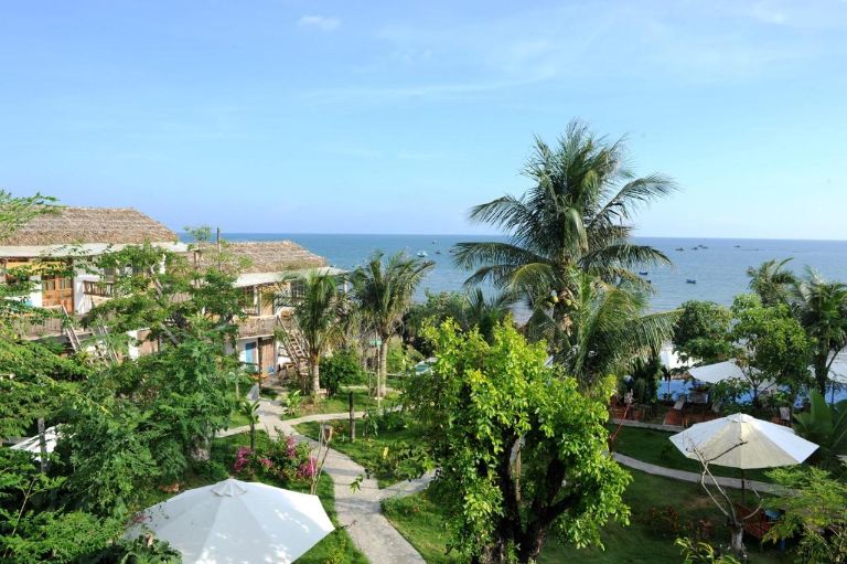 Stop And Go Làng Chài Resort nằm trong một làng chài nhỏ ngay đối diện biển. 
