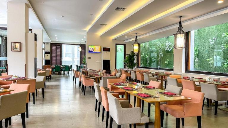 Tiện nghi nhà hàng của Villa biệt thự Đà Nẵng này được đặt ngay giữa khu vườn xanh mát. 