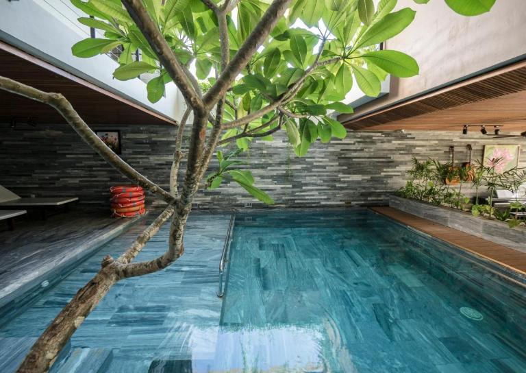 Villa biệt thự Đà Nẵng này xây dựng hồ bơi ngay giữa trung tâm khuôn viên. 